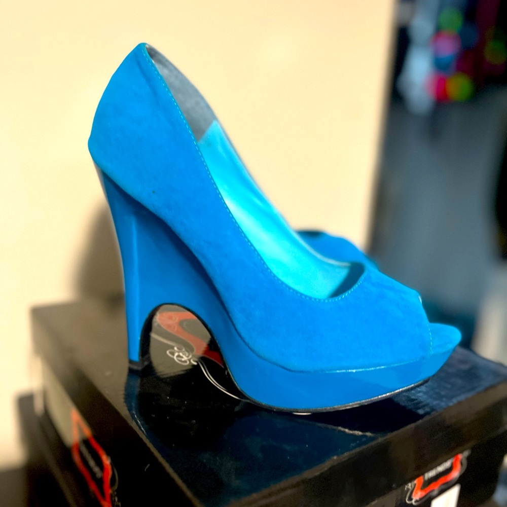 Teal Suede Size 8 TrendsUp Heels.